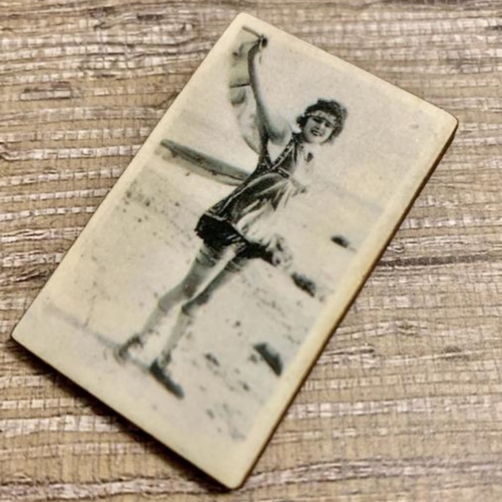 Pin up brooch pin flapper